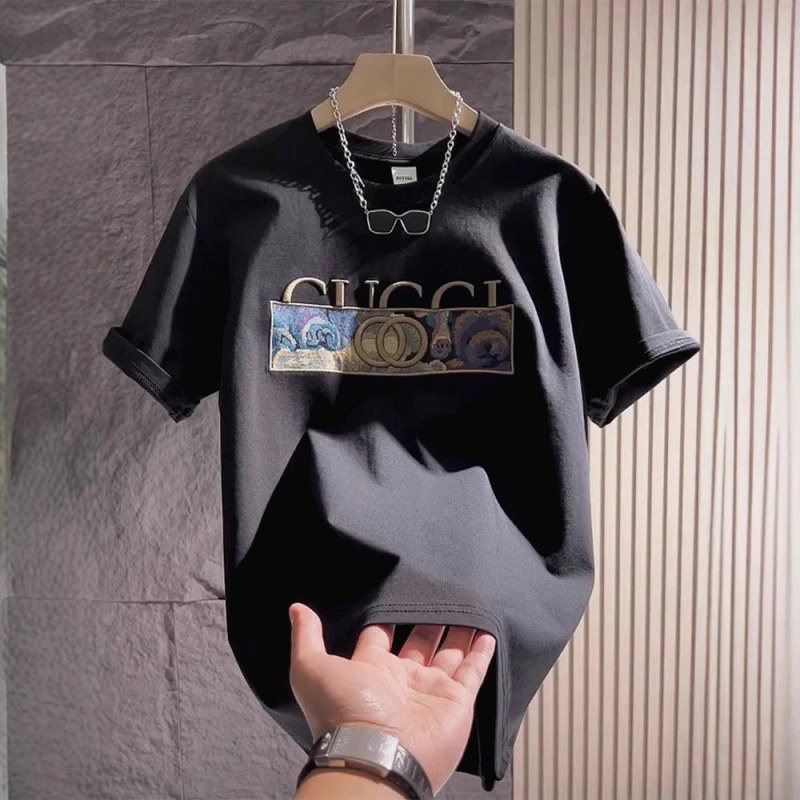 Gucci Black T-Shirt in Casual Streetwear Style Review: We Checked the Collar Rib and Hem First